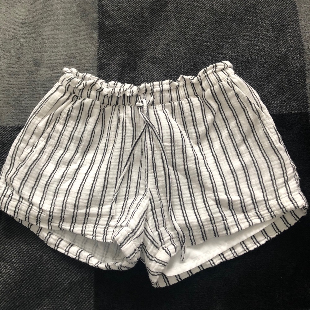 Arizona Jean Co black and white comfy shorts